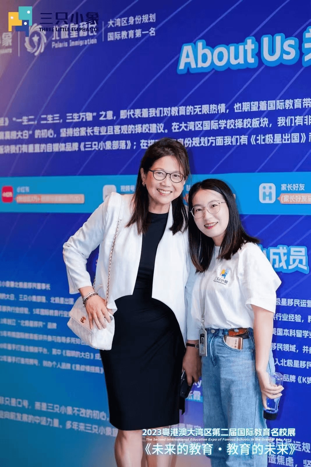 和维多利亚前总校长孔美琪博士合影