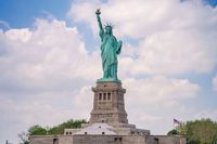 美国绿卡维护难吗？对比英国、加拿大居住要求，看懂美国身份的灵活优势