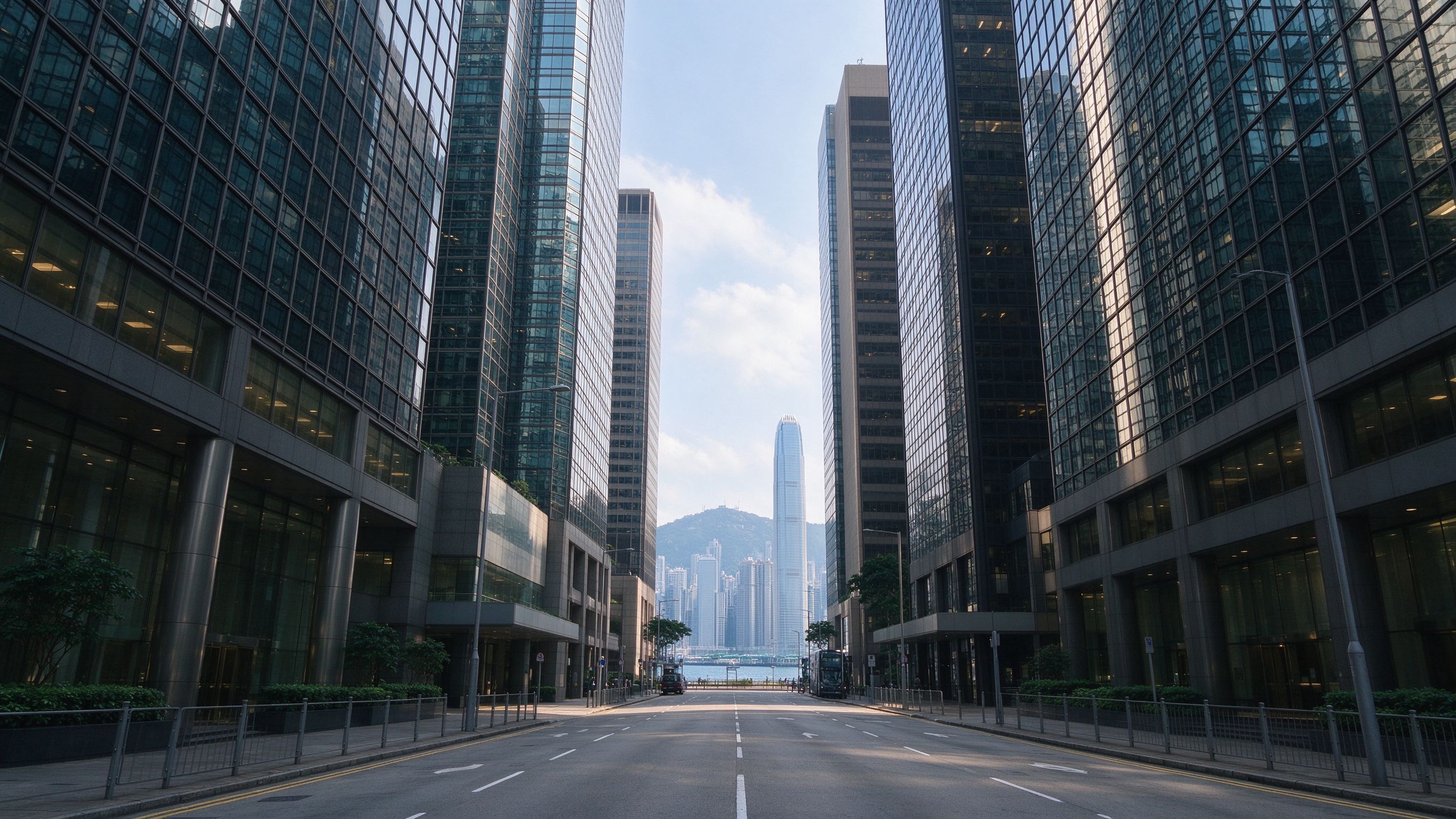 香港中环金融区写字楼与维港景观
